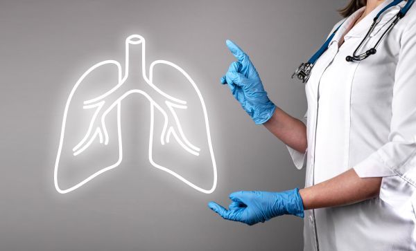 Dottoressa fa check up del pulmone